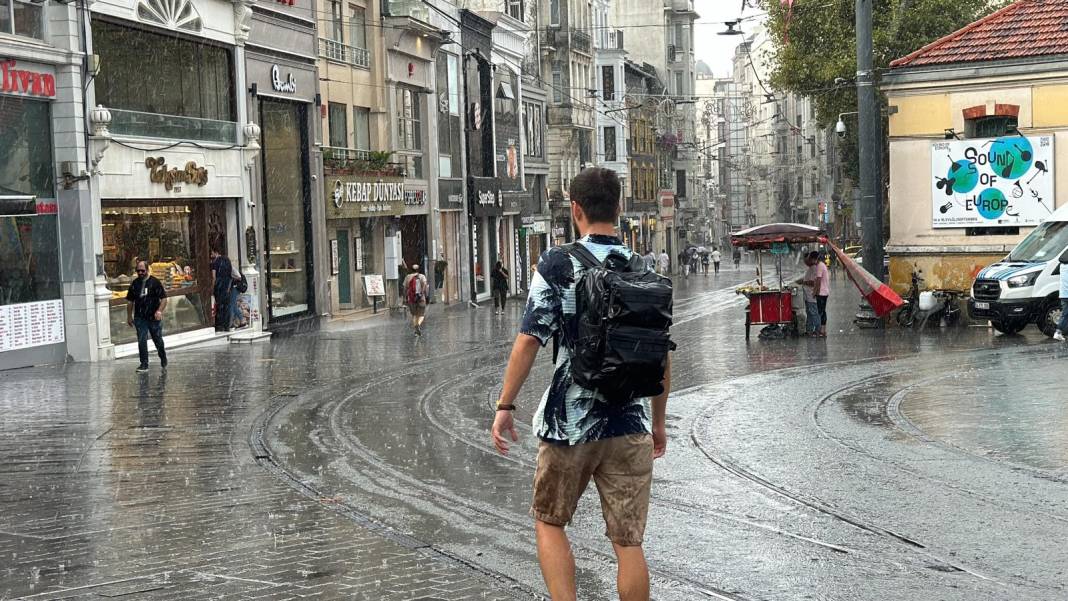 İstanbul'u sağanak vurdu. Mısır Çarşısı girişi sular altında, tramvay seferleri durdu 31